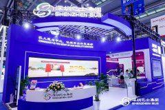 桌椅为参不雅者供给交换的空间